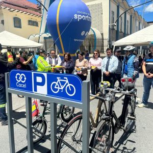 Cacel entrega biciparqueos